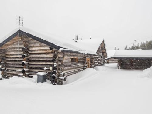 鲁卡Holiday Home Voimapolku 4 a by Interhome的小木屋,地面上积雪