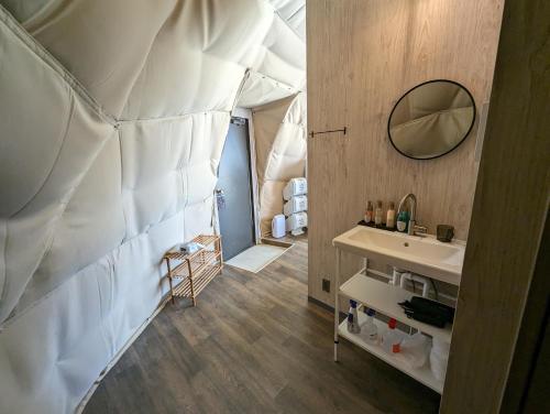 南城8POINT RESORT Okinawa的一间带水槽和镜子的浴室