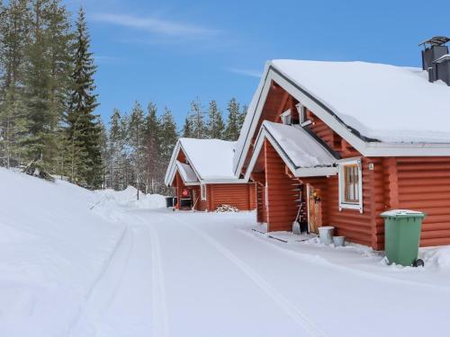 HyrynsalmiHoliday Home Alppi 6b paritalo by Interhome的雪地里的小木屋,有垃圾桶
