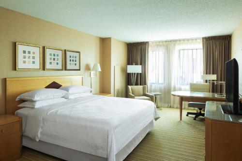 大西洋城大西洋城会议中心喜来登酒店的酒店客房设有一张白色大床和一张书桌