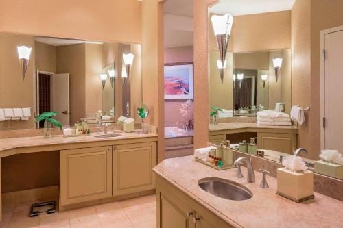 大西洋城大西洋城会议中心喜来登酒店的一间带两个水槽和两个镜子的大浴室