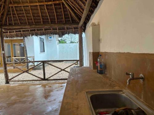 吉汶瓦Bhome Zanzibar的厨房配有水槽和台面