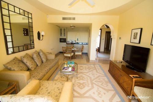 沙姆沙伊赫Four Seasons Resort Sharm El Sheikh Villa & Chalet - Private Residence的带沙发和电视的客厅