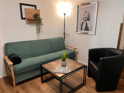 海利根布卢特Apartment Glockner-1 by Interhome的客厅配有绿色沙发和桌子