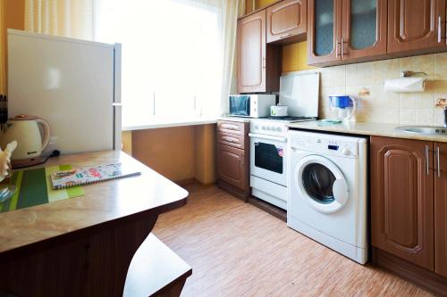 彼得罗巴甫洛夫斯克Мандарин的带洗碗机和洗衣机的厨房