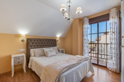 莫纳奇尔Apartamento ladera de Sierra Nevada的一间卧室设有一张床和一个大窗户