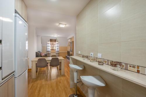 莫纳奇尔Apartamento ladera de Sierra Nevada的浴室配有水槽和桌椅