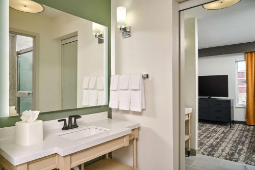 安克雷奇安可里奇希尔顿惠庭套房酒店的一间带水槽和大镜子的浴室