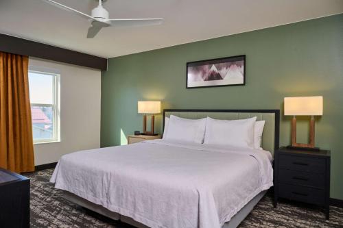 安克雷奇安可里奇希尔顿惠庭套房酒店的一间卧室设有一张大床和一个窗户。