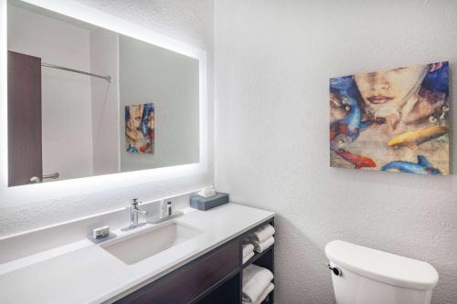 埃文斯维尔埃文斯维尔拉昆塔套房酒店的白色的浴室设有水槽和镜子
