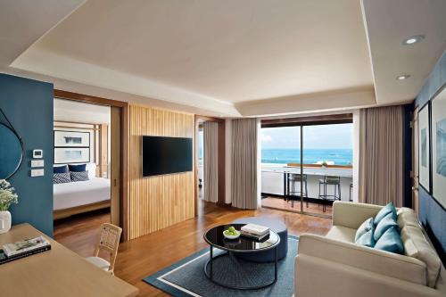 芭堤雅市中心芭提雅安凡尼度假酒店的客厅配有沙发和桌子
