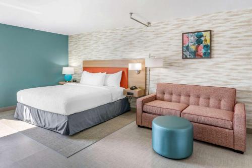 列克星敦Home2 Suites Lexington Keeneland Airport, Ky的酒店客房,配有床和沙发