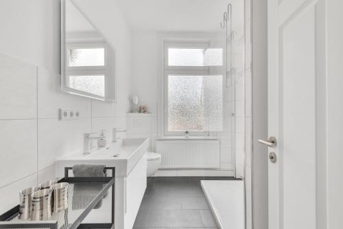 戈斯拉尔Altstadt-Refugium Goslar的白色的浴室设有水槽和卫生间。