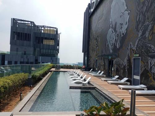 吉隆坡KLCC Ritz Residence STAR的建筑物一侧的游泳池