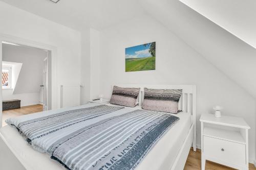戈斯拉尔Altstadt-Refugium unterm Dach Goslar的白色卧室配有一张带枕头的大白色床