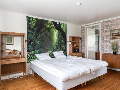 穆尔舍Holiday Home Hultet - VGT098 by Interhome的卧室配有一张大床,墙上挂有绘画作品