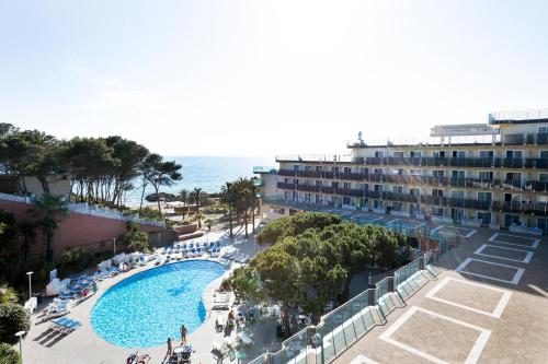 萨洛萨鲁卡普最佳酒店的享有度假胜地的空中景致,设有游泳池和海洋