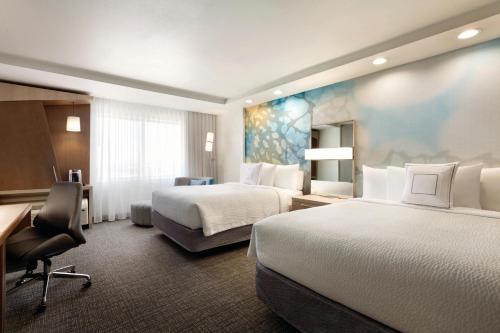 埃尔帕索东埃尔帕索/10号州际公路万怡酒店的酒店客房配有两张床和一张书桌
