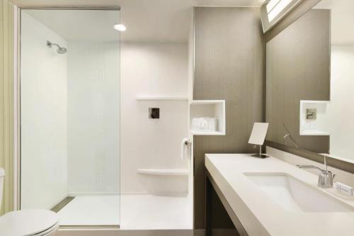 埃尔帕索东埃尔帕索/10号州际公路万怡酒店的浴室配有卫生间、盥洗盆和淋浴。