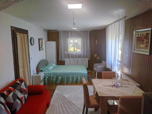 莫克拉戈拉MIR别墅的客厅配有床和桌子
