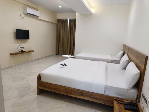 班加罗尔RK COMFORTS的一间卧室配有一张床和一台电视