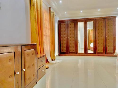 土巴迪亚劳Résidence Toubab的客房设有木制橱柜和大窗户。