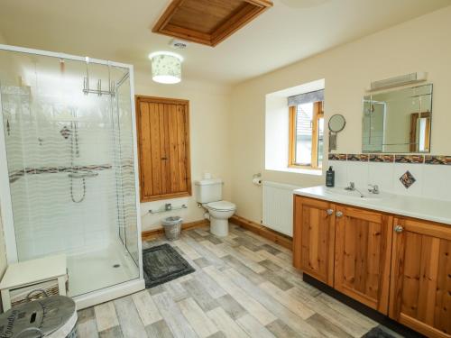 什鲁斯伯里Rowan Cottage的带淋浴、盥洗盆和卫生间的浴室