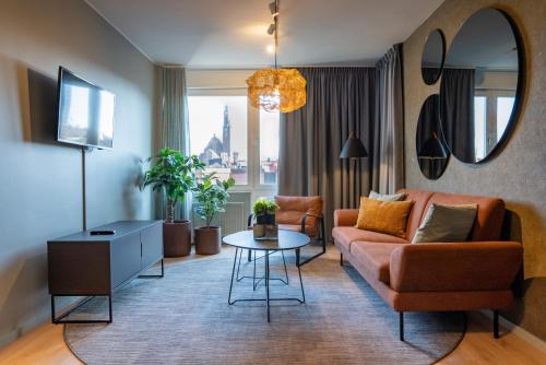 斯德哥尔摩比列雅居酒店的客厅配有沙发和桌子