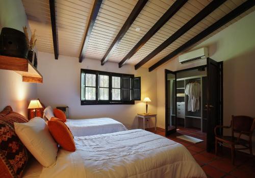 Eugenio Bustos拉西莉亚乡村民宿的一间卧室,配有两张床