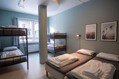 奥斯陆Anker Apartment – Grünerløkka的客房设有三张双层床和一扇窗户。