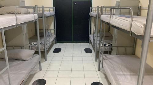 Rovers Boys Hostel Dubai Near Gold Souq Metro客房内的一张或多张双层床