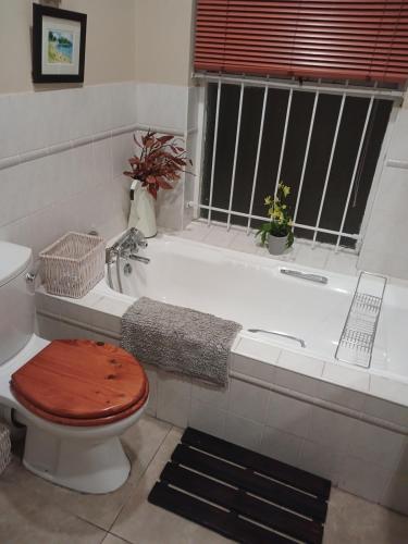 开普敦Greenbank Cottage的一间带卫生间和浴缸的浴室
