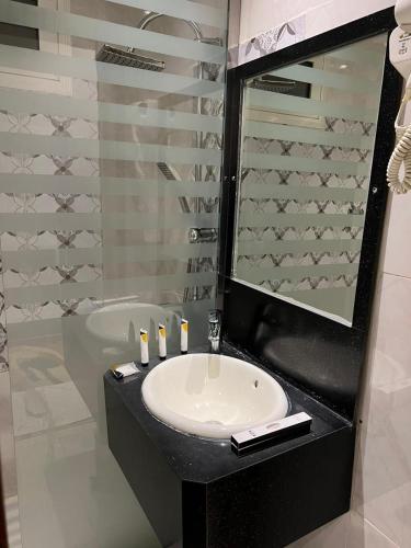 塔伊夫فندق ذكرى الكوثر的一间带水槽和镜子的浴室