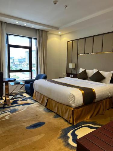 塔伊夫فندق ذكرى الكوثر的一间酒店客房,设有一张大床和一个大窗户
