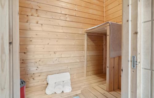 菲耶里茨莱乌Lovely Home In Fjerritslev With Wifi的木制房间内的带白色毛巾的桑拿浴室