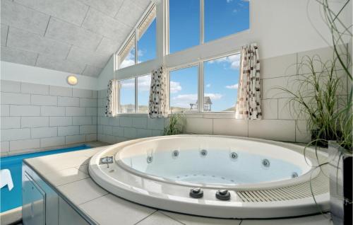 哈夫維格Amazing Home In Hvide Sande With House A Panoramic View的带窗户的浴室内的大浴缸