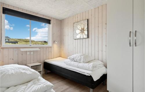 哈夫維格Amazing Home In Hvide Sande With House A Panoramic View的一间卧室设有两张床和窗户。