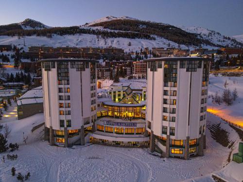 塞斯特雷Hotel Club Uappala Sestriere的雪中酒店空中景观