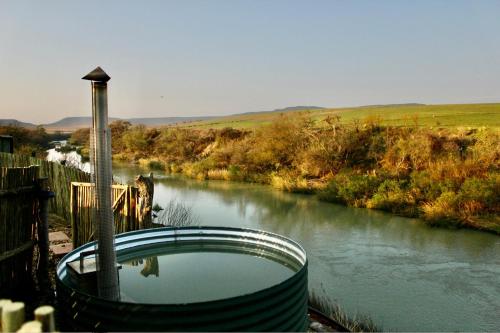 温特顿Tugela River Lodge的河边的浴缸
