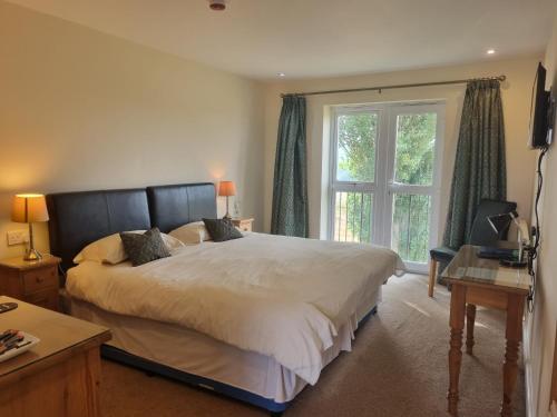 马基特德雷顿城堡宾馆的一间卧室设有一张大床和一个窗户。