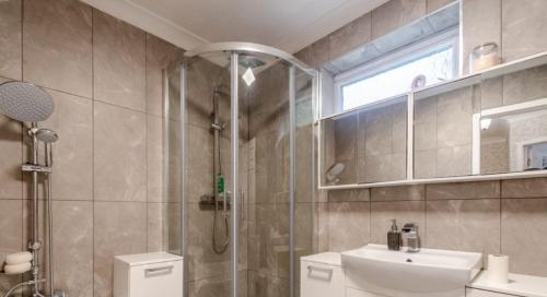 RamseyExtensive 4 bed close to Peterborough的带淋浴、盥洗盆和卫生间的浴室