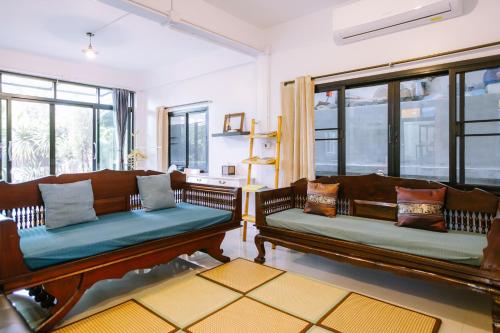 清迈LD8 House Private Pool Perfect Groups -Families ChiangMai的客厅设有两张沙发和窗户。