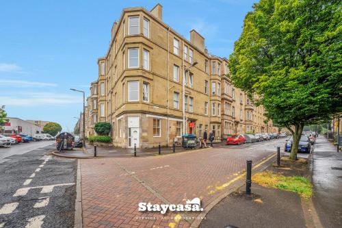 爱丁堡Stunning 3 Bdr Apartment 5 Min From Haymarket的城市街道上一座大型砖砌建筑