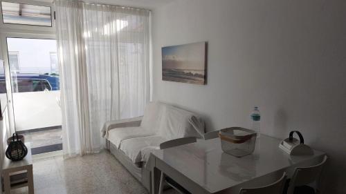 阿列塔CASA FABi GOLONDRINA HOUSE的客厅配有白色的沙发和桌子
