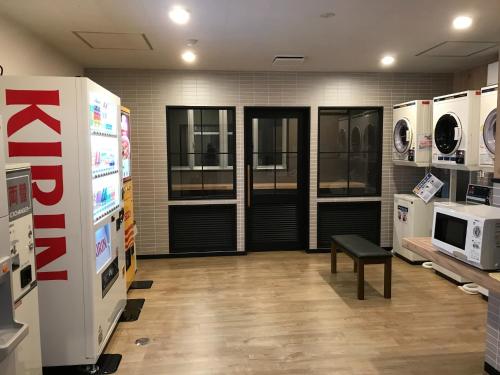 会津若松Aizu Tsuruya Hotel - Vacation STAY 57216v的一间大房间,配有电器商店内的电器