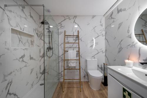 科维良Apartamento Rodrigo的带淋浴、卫生间和盥洗盆的浴室