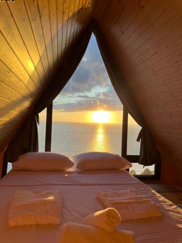 巴统Panorama Sarpi的海景客房内的一张床位