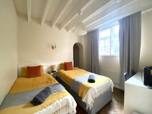 莫珀斯Morpeth town centre - Cottingburn House的一间卧室设有两张床和窗户。
