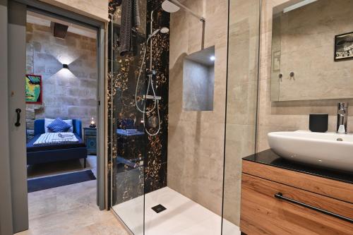 维多利亚Il Luzzu - more room for you!的一间带水槽和淋浴的浴室
