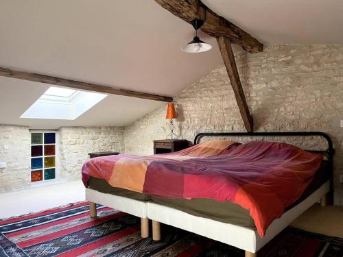 Julienneappartement Terra Cotta的卧室配有一张石墙床